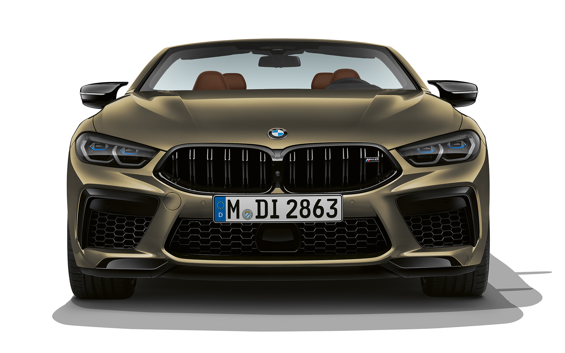 Prednji prikaz BMW M8 Competition Kabriolet F91 LCI Facelift 2022 BMW M8 Competition Kabriolet F91 LCI Facelift 2022 BMW Individual Brass metalik boja prednji prikaz