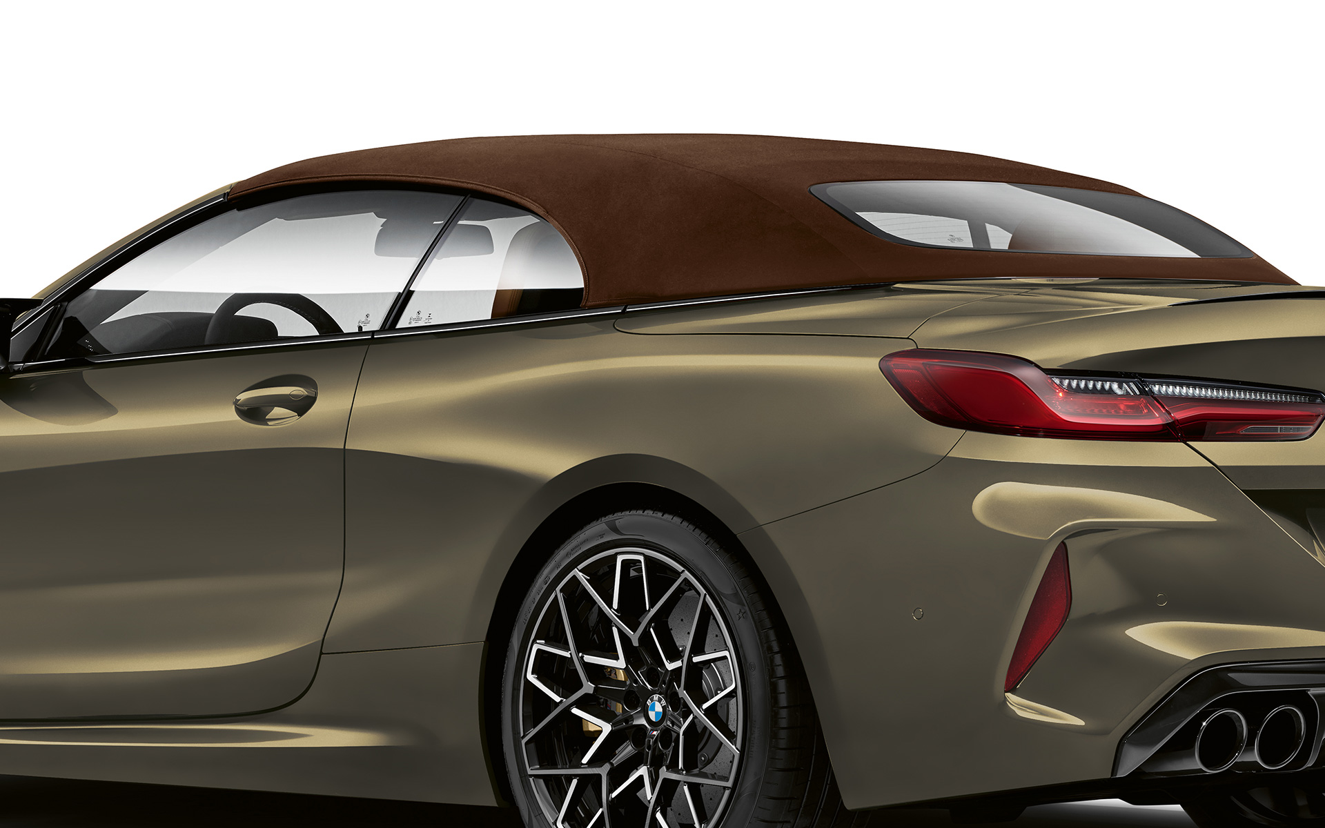 Tročetvrtinski zadnji prikaz BMW M8 Competition Kabriolet F91 LCI Facelift 2022 BMW M8 Competition Kabriolet F91 LCI Facelift 2022 BMW Individual Brass metalik tročetvrtinski zadnji prikaz