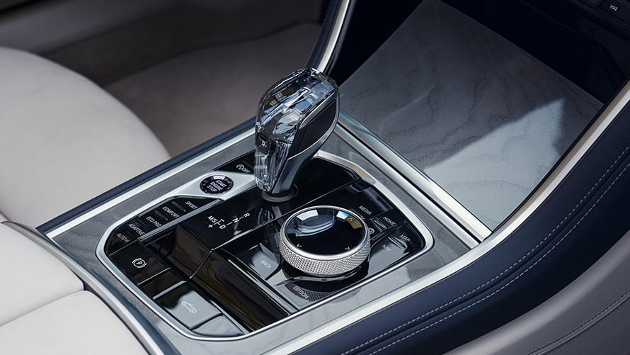 BMW M850i xDrive Kabriolet G14 LCI Facelift 2022 menjač s „CraftedClarity“ staklenim delovima izbliza