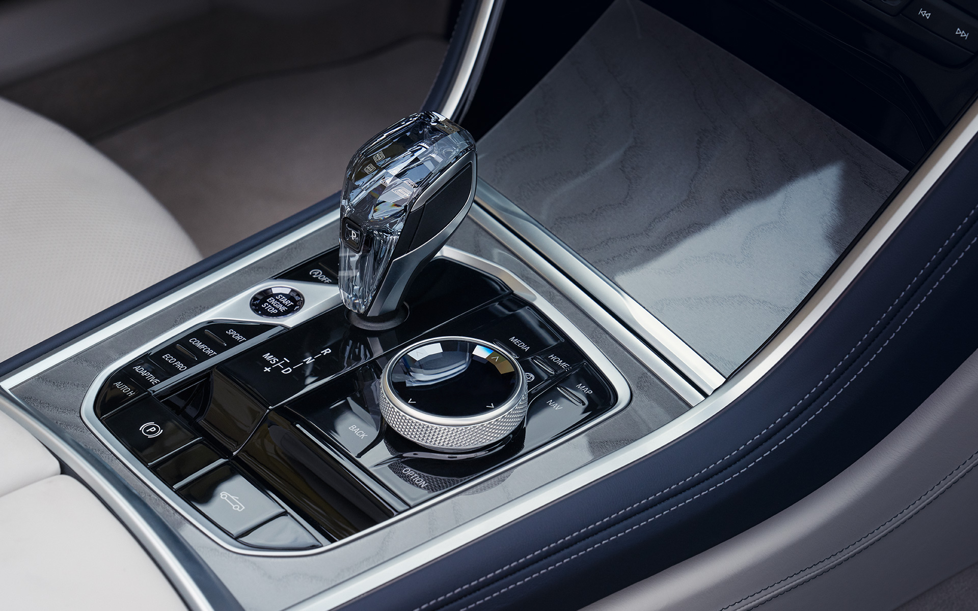 BMW M850i xDrive Kabriolet i G14 LCI Facelift 2022 kabina BMW M850i xDrive Kabriolet G14 LCI Facelift 2022 menjač s „CraftedClarity“ staklenim delovima izbliza