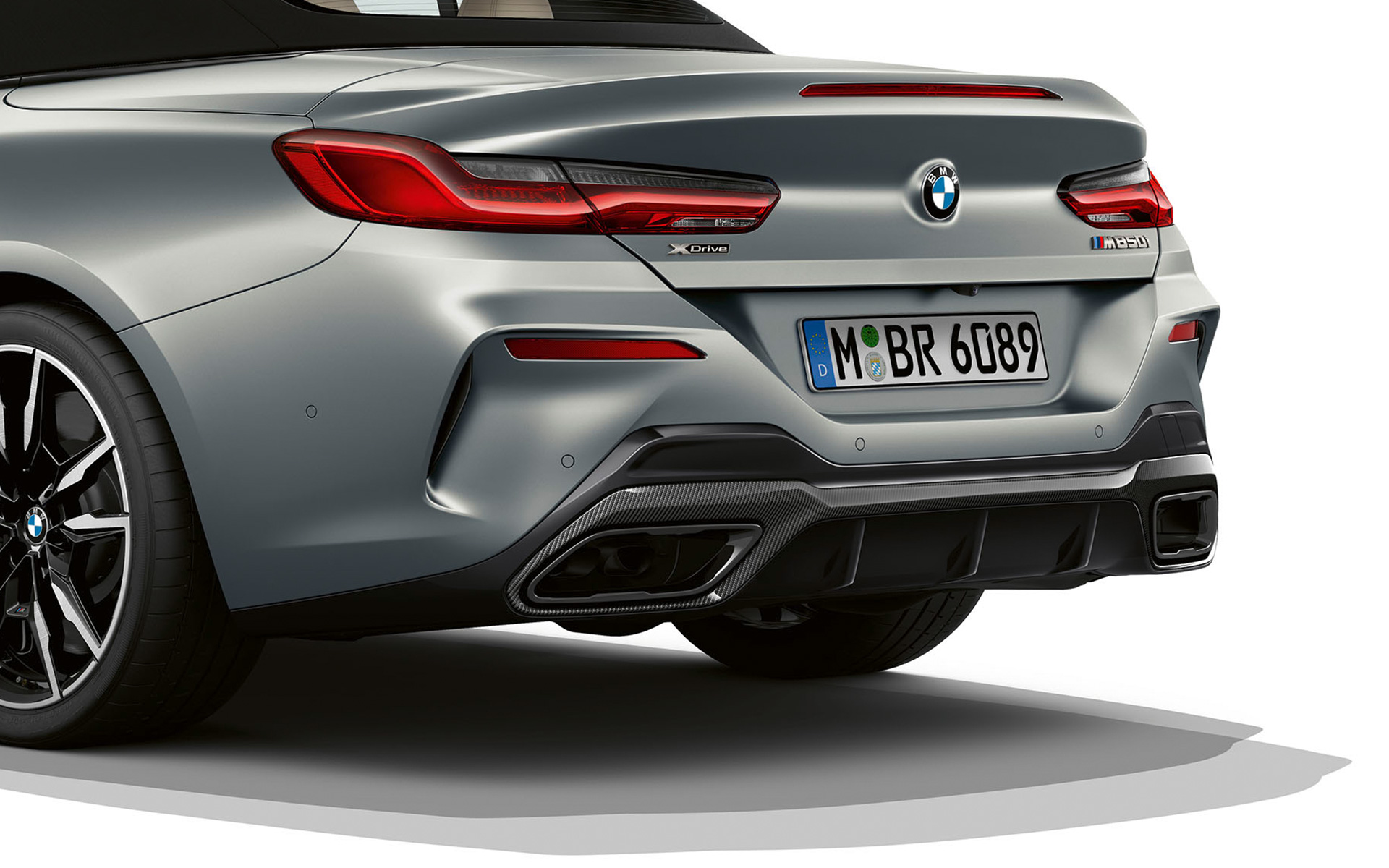Tročetvrtinski prikaz zadnjeg donjeg dela branika BMW M850i xDrive Kabriolet G14 LCI Facelift 2022 BMW M850i xDrive Kabriolet G14 LCI Facelift 2022 BMW Individual Frozen Pure siva metalik boja tročetvrtinski zadnji prikaz zadnjeg donjeg dela branika