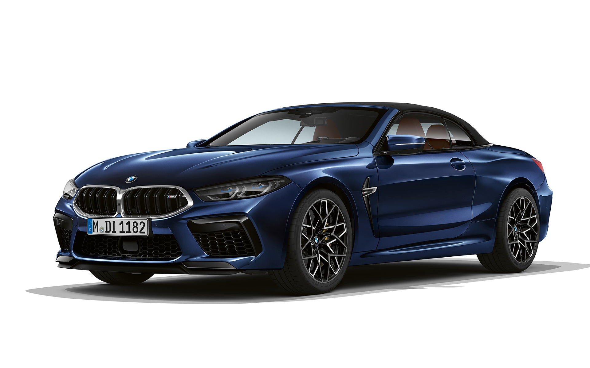 Tročetvrtinski prednji prikaz BMW M8 Kabriolet F91 LCI Facelift 2022 BMW M8 Kabriolet F91 LCI Facelift 2022 BMW Individual tanzanite plava metalik boja tročetvrtinski prednji prikaz