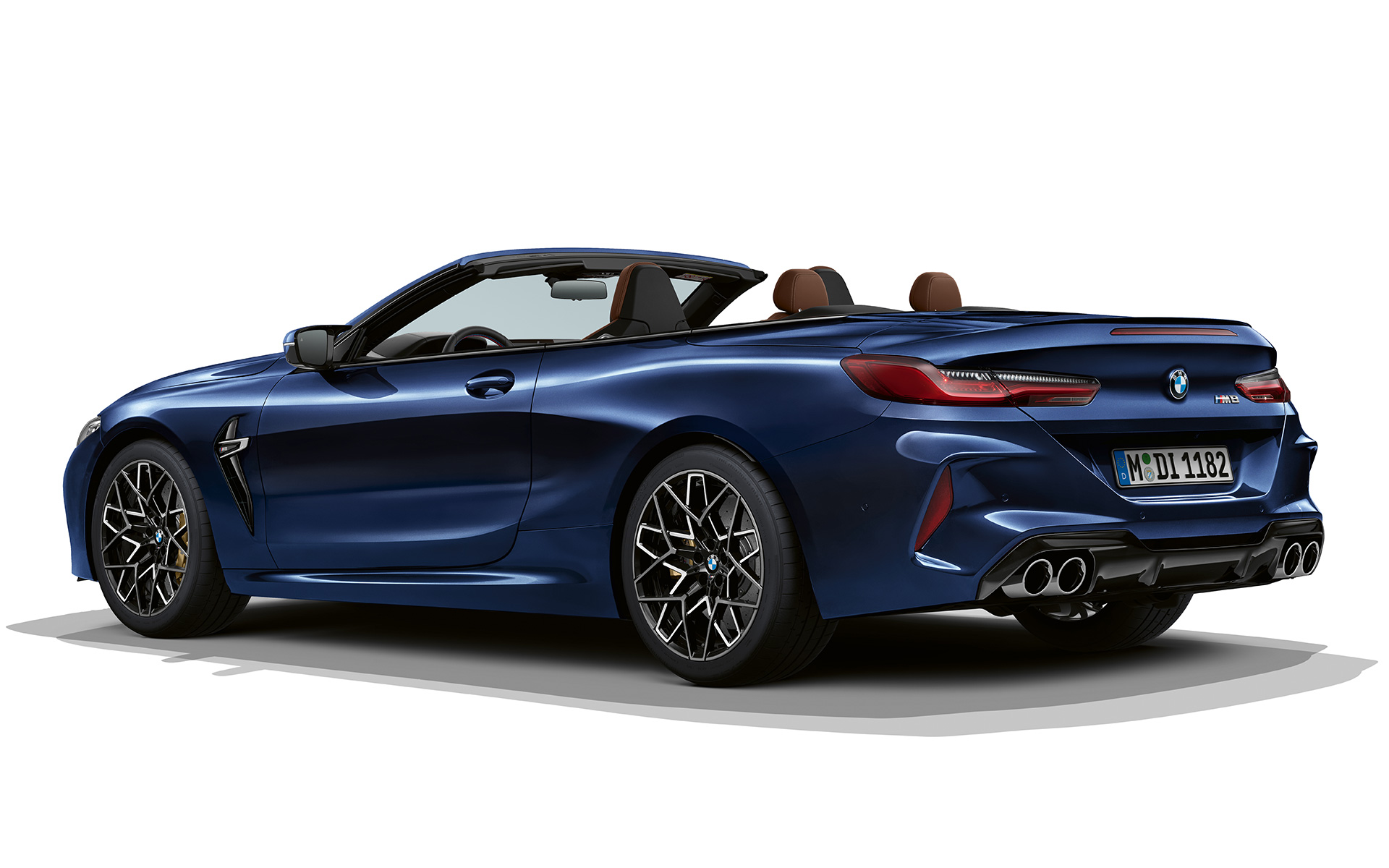 Tročetvrtinski zadnji prikaz BMW M8 Kabriolet F91 LCI Facelift 2022 BMW M8 Kabriolet F91 LCI Facelift 2022 BMW Individual tanzanite plava metalik boja tročetvrtinski zadnji prikaz