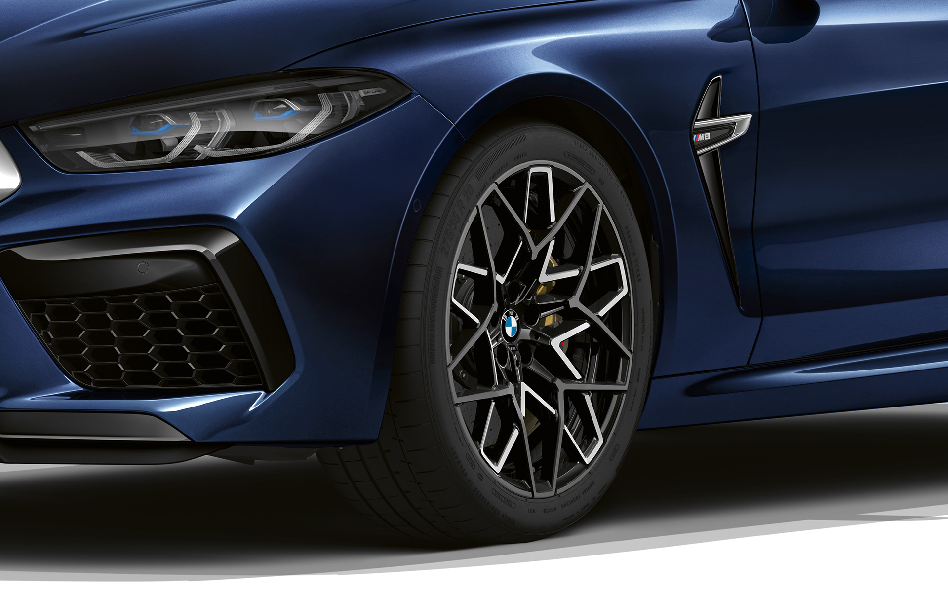 20-inčni M točkovi od lakih legura u obliku zvezdastih krakova 813 M dvobojni BMW M8 Kabriolet F91 LCI Facelift 2022 BMW M8 Kabriolet F91 LCI Facelift 2022 BMW Individual tanzanite plave metalik boje 20-inčni M točkovi od lakih legura u obliku zvezdastih krakova 813 M dvobojni bliži prikaz