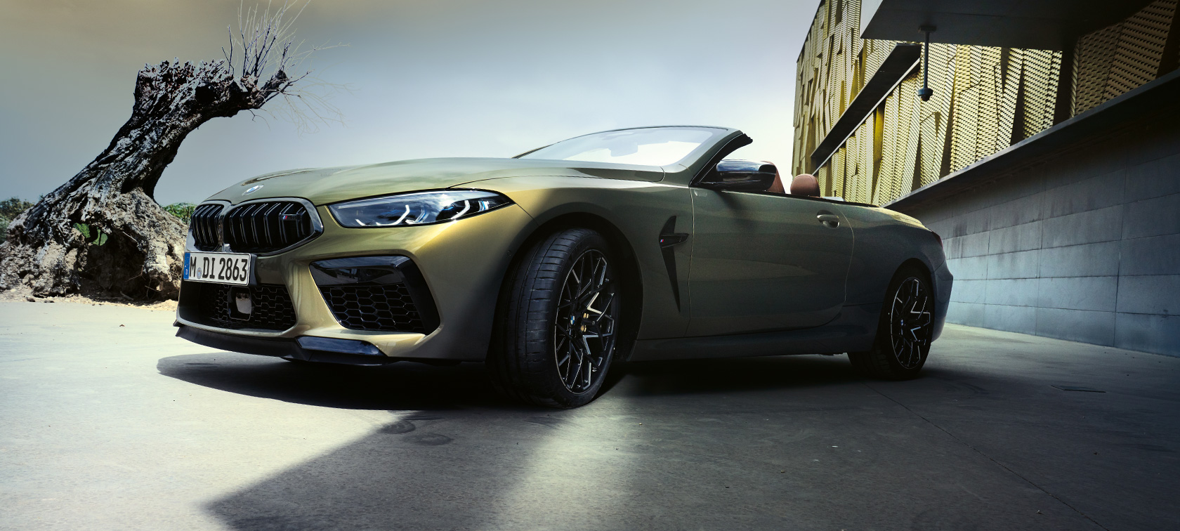 Tročetvrtinski prednji prikaz BMW M8 Competition Kabriolet F91 LCI 2022 BMW M8 Competition Kabriolet F91 LCI Facelift 2022 BMW Individual Brass metalik boja tročetvrtinski prednji prikaz iz niskog ugla