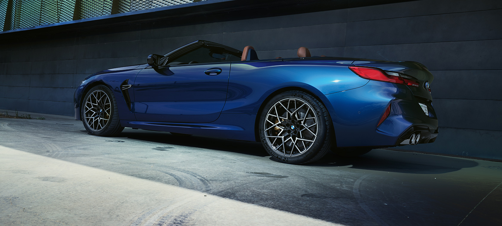 Tročetvrtinski zadnji prikaz BMW M8 Kabriolet F91 LCI Facelift 2022 BMW M8 Kabriolet F91 LCI Facelift 2022 BMW Individual tanzanite plava metalik boja tročetvrtinski zadnji prikaz