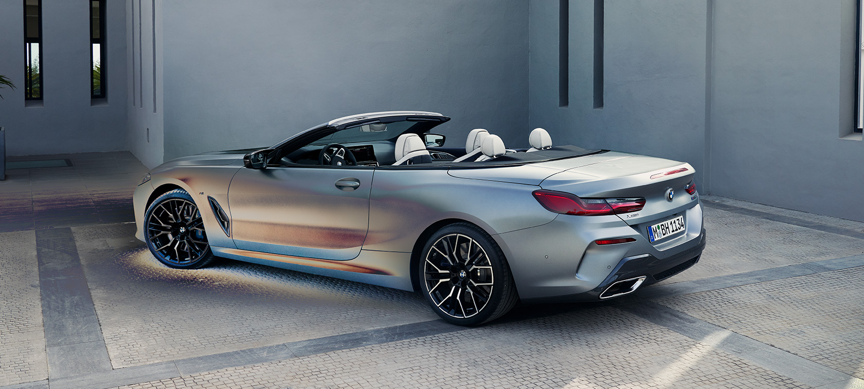Tročetvrtinski zadnji prikaz BMW M850i xDrive Kabriolet G14 LCI Facelift 2022 BMW M850i xDrive Kabriolet G14 LCI Facelift 2022 BMW Individual Frozen Pure siva metalik boja tročetvrtinski zadnji prikaz parkiranog vozila