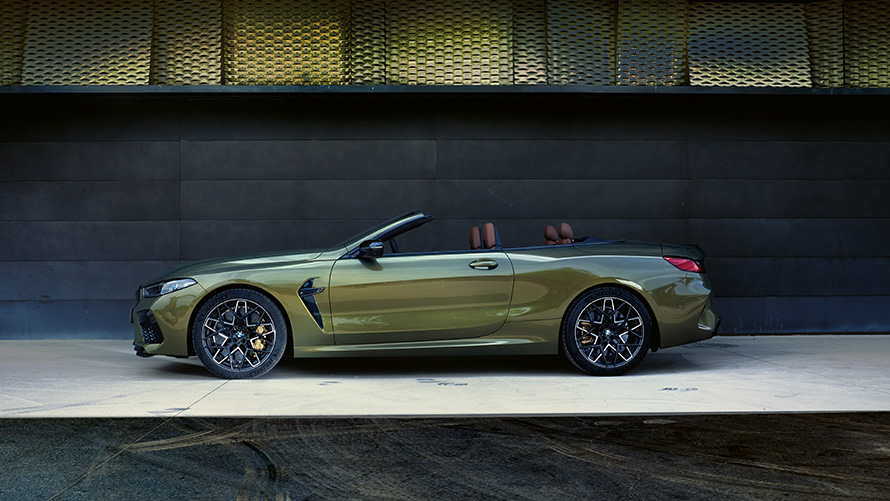 Tehnički podaci za BMW M8 Competition Kabriolet F91 LCI Facelift 2022 BMW M8 Competition Kabriolet F91 LCI Facelift 2022 BMW Individual Brass metalik boja bočni prikaz vozila na bini tehnički podaci