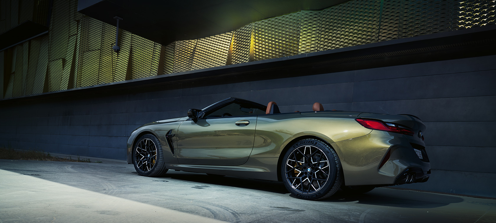 BMW M8 Competition Kabriolet F91 LCI Facelift 2022 BMW Individual Brass metalik tročetvrtinski bočni prikaz parkiranog vozila ispred zida