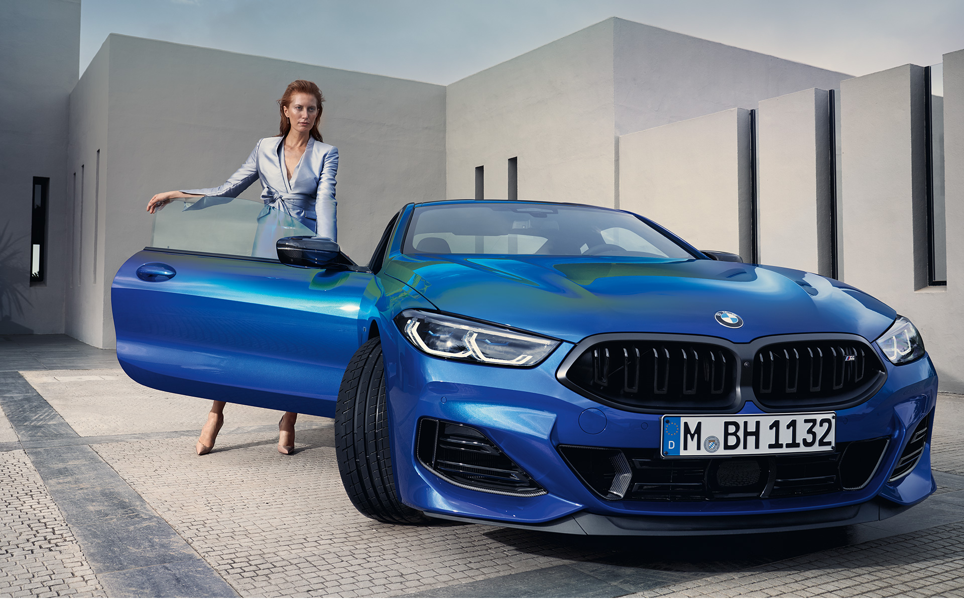 BMW M850i xDrive Coupé G15 LCI Facelift 2022 prednji prikaz nepomičnog vozila BMW M850i xDrive Coupé G15 LCI Facelift 2022 M Portimao plave metalik boje prednji prikaz parkiranog vozila sa modelom ispred otvorenih vrata