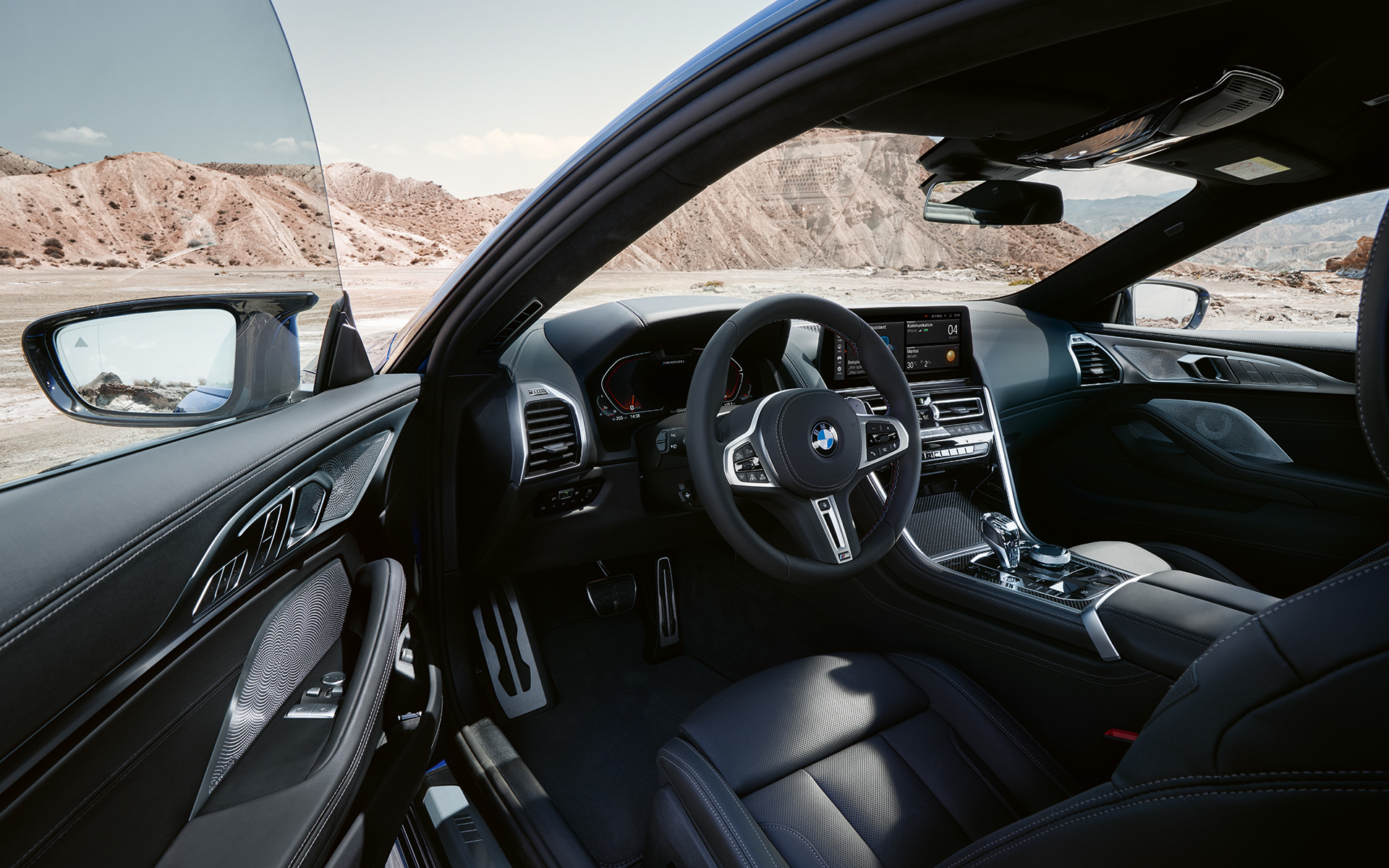BMW M850i xDrive Coupé G15 LCI Facelift 2022 Kabina orijentisana prema vozaču s M kožnim volanom BMW M850i xDrive Coupé G15 LCI Facelift 2022 Kabina orijentisana prema vozaču s M kožnim volanom i otvorenim prednjim vratima