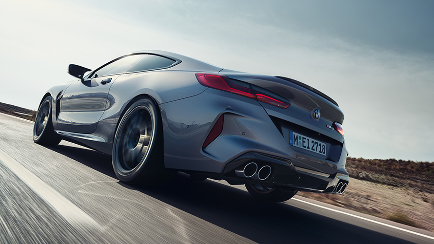 BMW M8 Coupé F92 LCI Facelift 2022 Skyscraper sive metalik boje tročetvrtinski zadnji prikaz vozila tokom vožnje autoputem iz niskog ugla