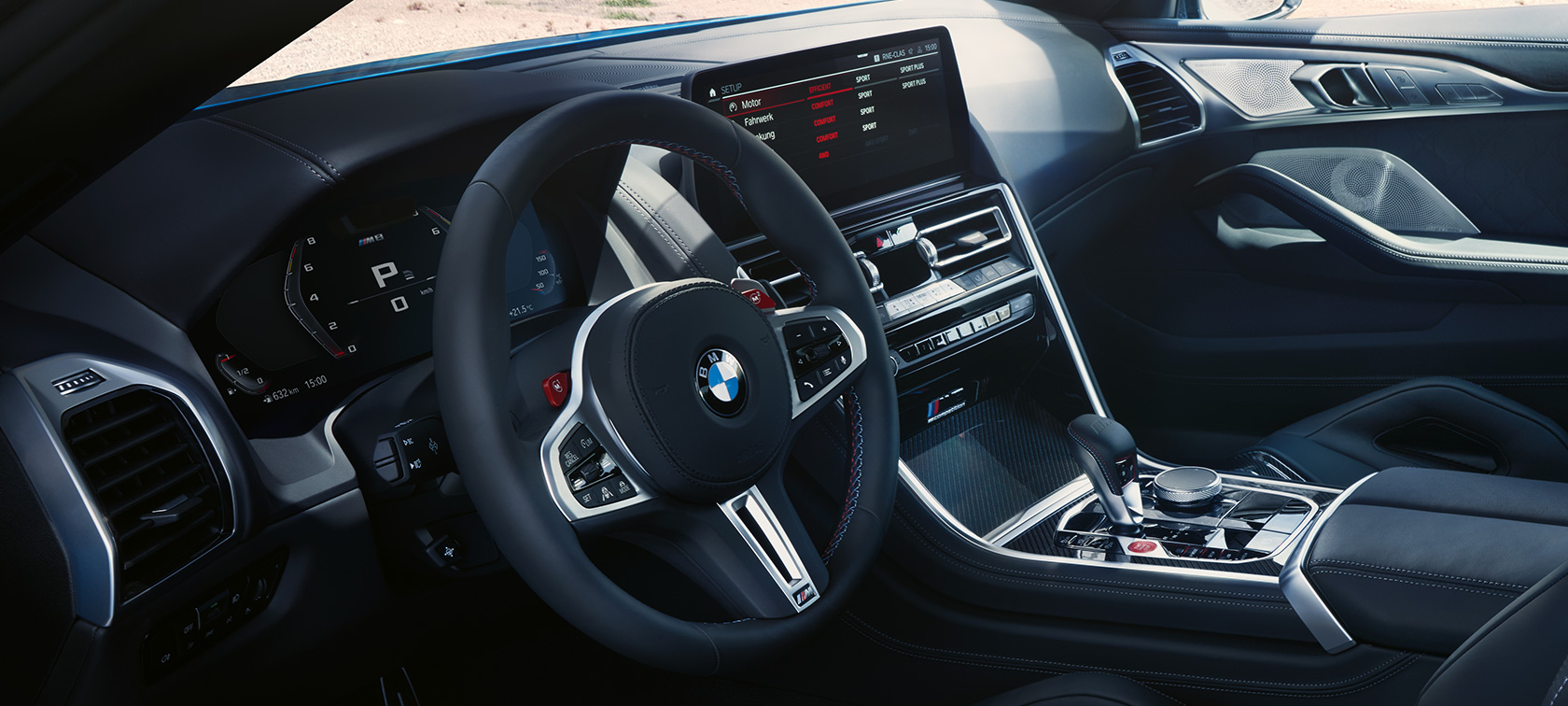 M kožni volan BMW M8 Competition Coupé F92 LCI Facelift 2022 kabina BMW M8 Competition Coupé F92 LCI Facelift 2022 Kabina Kontrolni displej M kožni volan