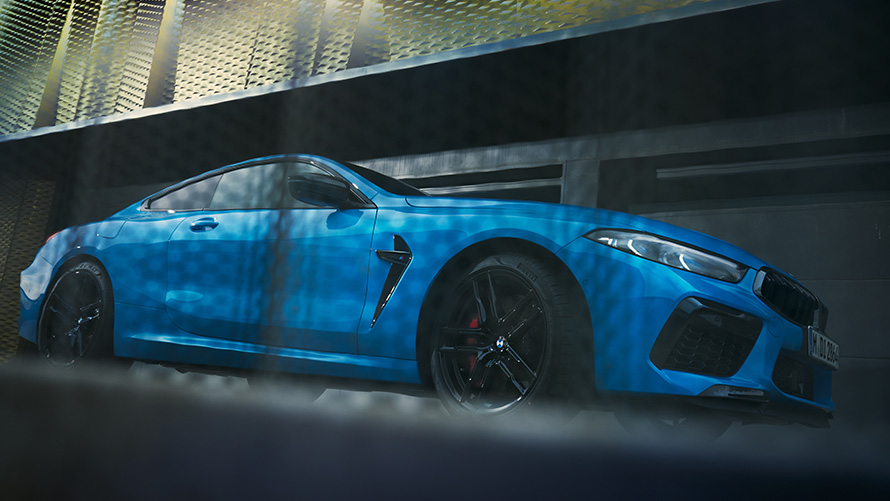 Metalik boja BMW M8 Competition Coupé F92 LCI Facelift 2022 Daytona Beach Blue Uni tročetvrtinski bočni prikaz uski ugao Metalik boja BMW M8 Competition Coupé F92 LCI Facelift 2022 Daytona Beach Blue Uni tročetvrtinski bočni prikaz uski ugao