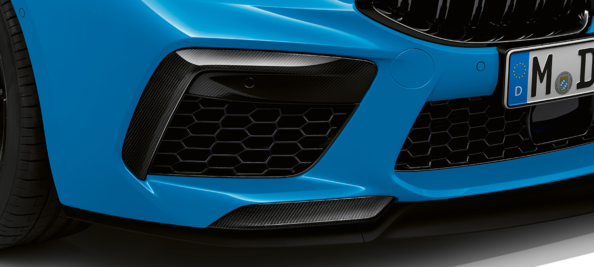 Pričvršćivači od ugljeničnih vlakana na bočnim usisnicima vazduha BMW M8 Competition Coupé F92 LCI 2022 tročetvrtinski prednji prikaz BMW M8 Competition Coupé F92 LCI Facelift 2022 Daytona Beach plave uni boje tročetvrtinski predni prikaz pričvršćivači od ugljeničnih vlakana na bočnim usisnicima vazduha