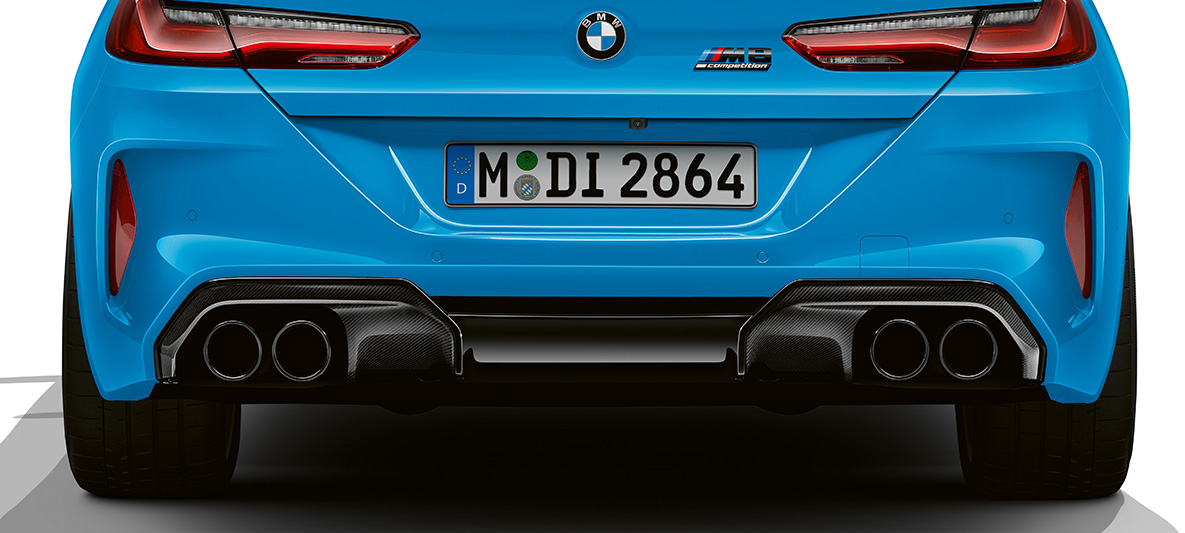 Imetak difuzora od plastike ojačane ugljeničnim vlaknima BMW M8 Competition Coupé F92 LCI Facelift 2022 Daytona Beach plave uni boje BMW M8 Competition Coupé F92 LCI Facelift 2022 Daytona Beach plave uni boje M Carbon spoljnji paket zadnji donji deo branika bliži prikaz umetak difuzora od plastike ojačane ugljeničnim vlaknima