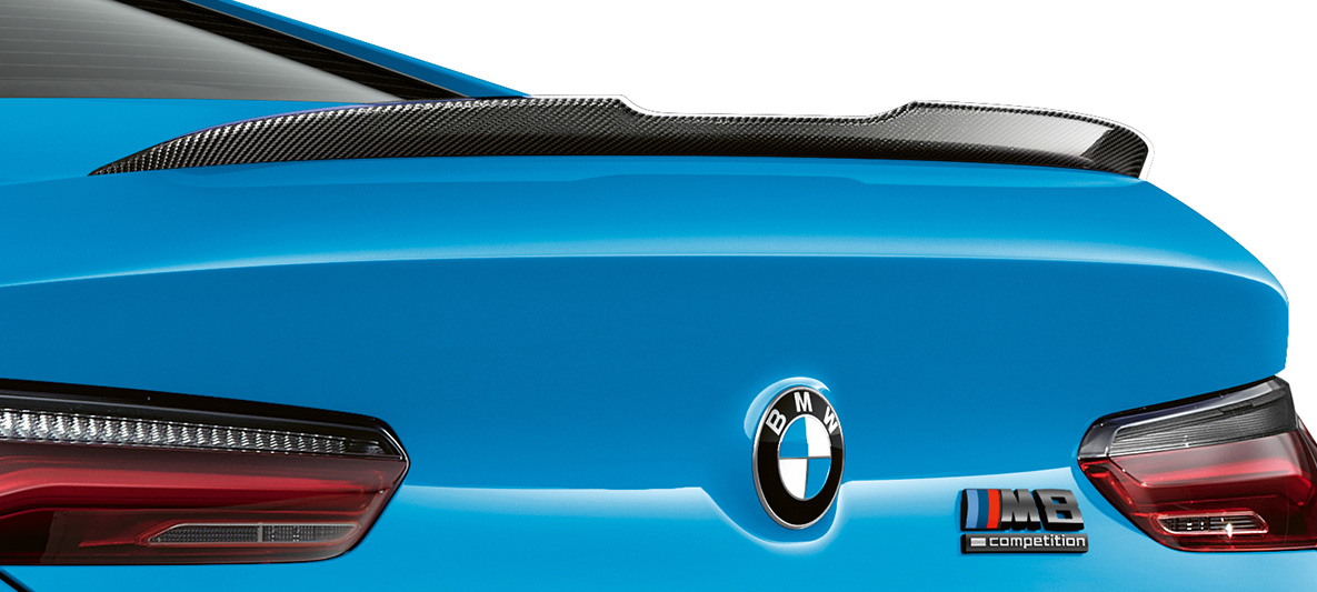 Zadnji spojler of ugljeničnih vlakana BMW M8 Competition Coupé F92 LCI Facelift 2022 Daytona Beach plave uni boje BMW M8 Competition Coupé F92 LCI Facelift 2022 Daytona Beach plave uni boje M Carbon spoljni paket zadnji spojler od ugljeničnih vlakana bliži prikaz