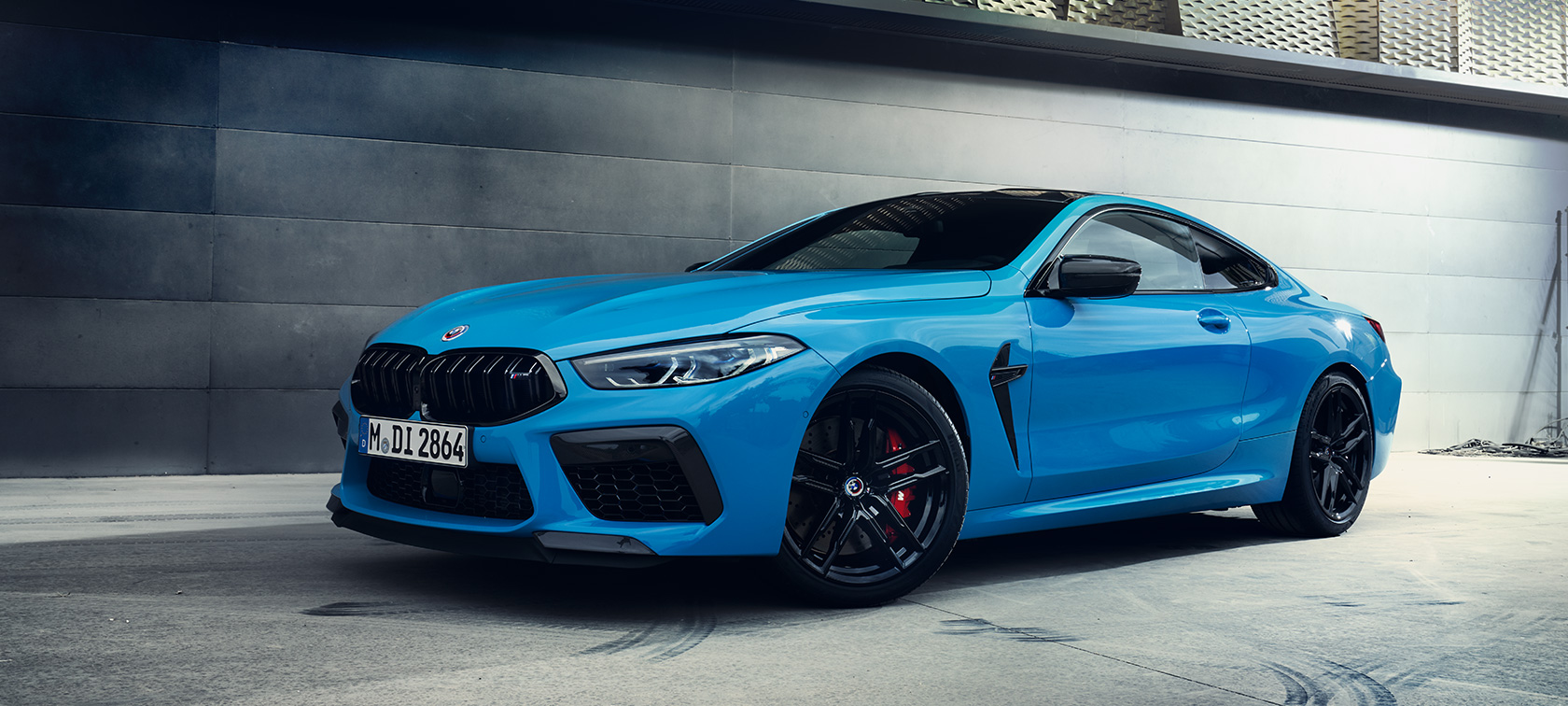 BMW M8 Competition Coupé F92 LCI Facelift 2022 Daytona Beach Blu tročetvrtinski bočni prikaz ispred zida