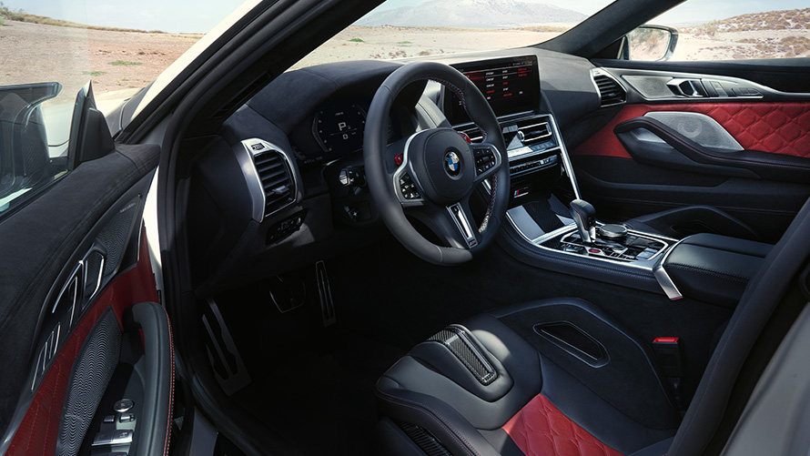 BMW M8 Competition Gran kupe F93 LCI Facelift 2022 prikaz iz unutrašnjosti s otvorenim vratima