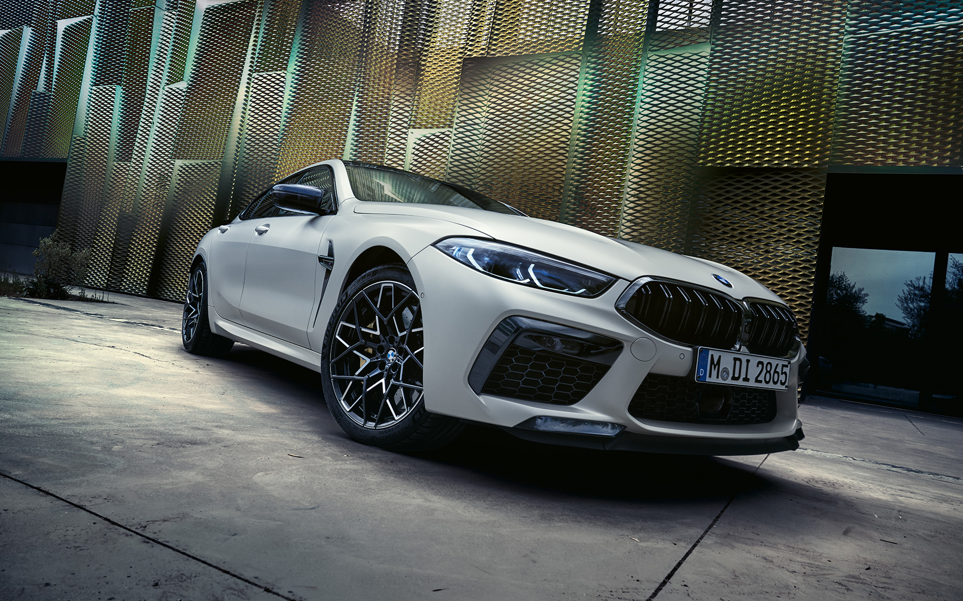 Tročetvrtinski prednji prikaz BMW M8 Competition Gran kupe F93 LCI 2022 BMW M8 Competition Gran kupe F93 LCI Facelift 2022 BMW Individual Frozen Brilliant bela metalik boja tročetvrtinski prednji prikaz iz niskog ugla