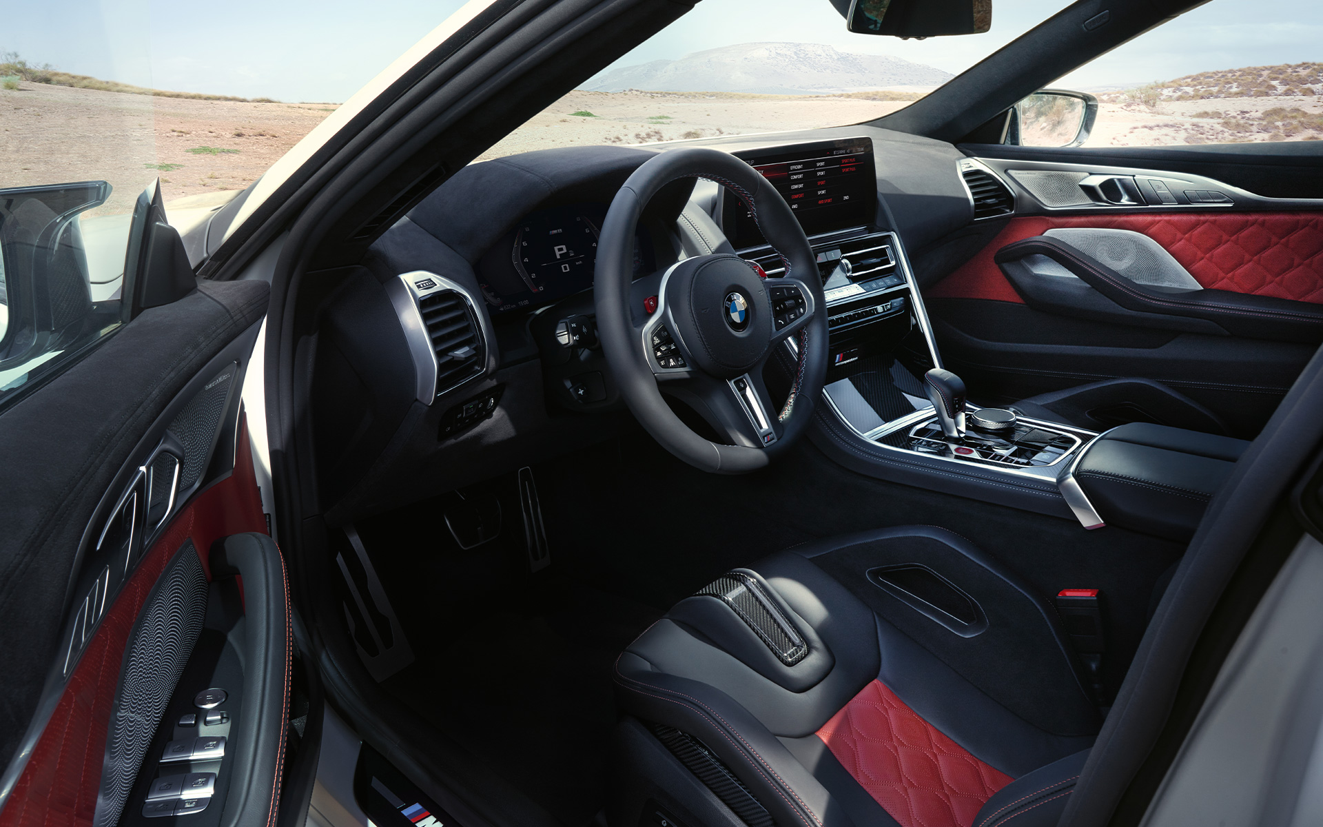 Unutrašnji prikaz BMW M8 Competition Gran kupe F93 LCI Facelift 2022 BMW M8 Competition Gran kupe F93 LCI Facelift 2022 prikaz iz unutrašnjosti s otvorenim vratima