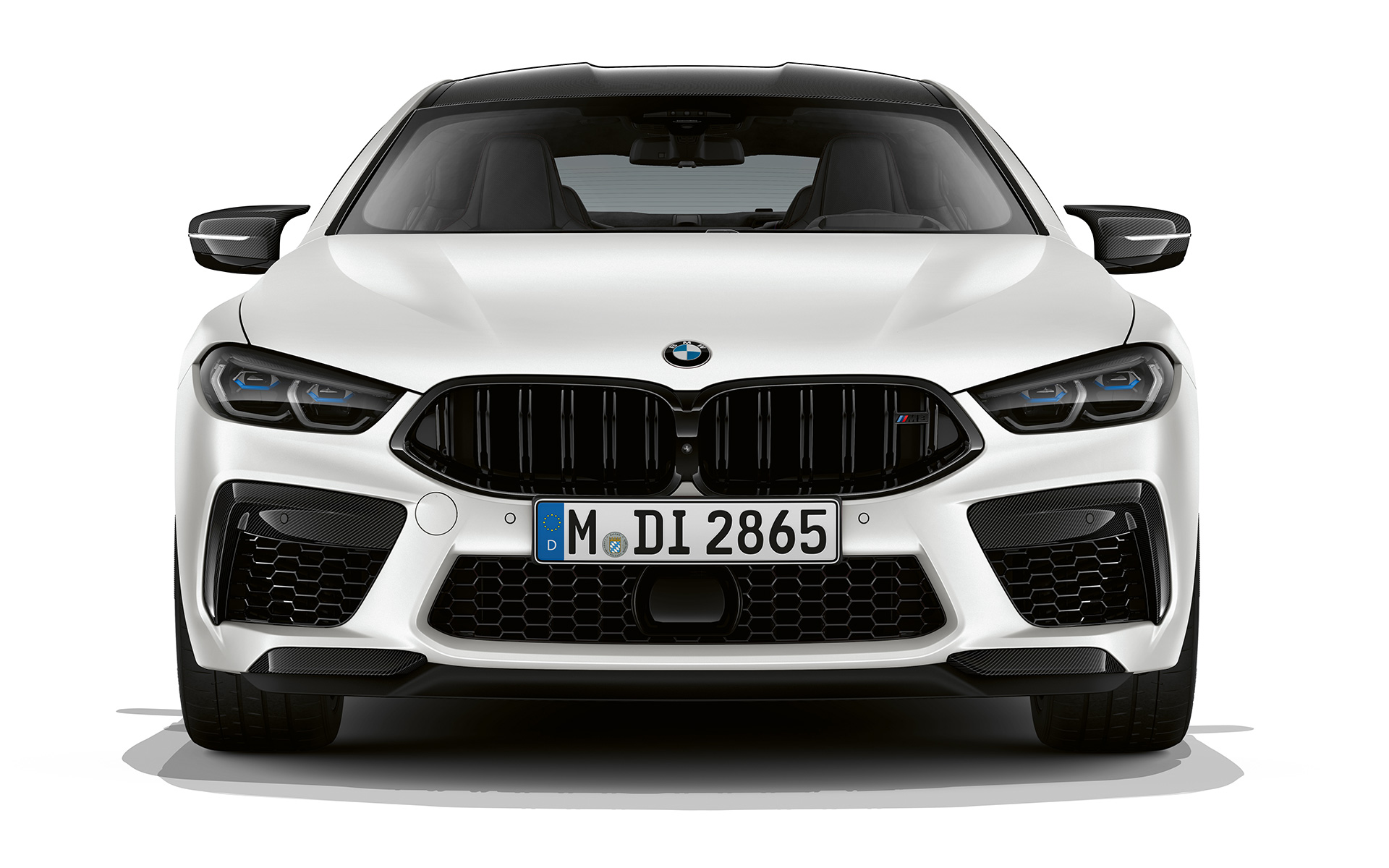 BMW M8 Competition Gran kupe F93 LCI Facelift 2022 M Sport sedišta BMW M8 Competition Gran kupe F93 LCI Facelift 2022 BMW Individual Frozen Brilliant bela metalik boja prednji prikaz