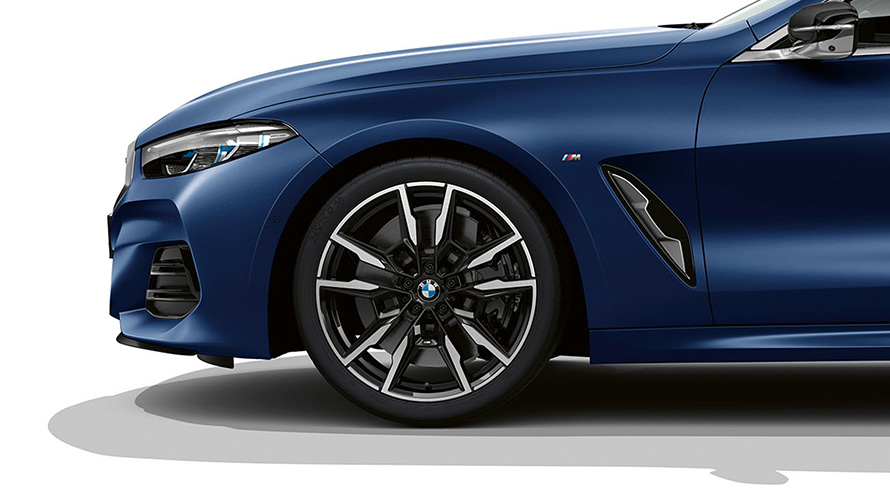 BMW M850i xDrive Gran kupe G16 LCI Facelift 2022 M dvokraki točkovi od lakih legura 895 M dvobojni
