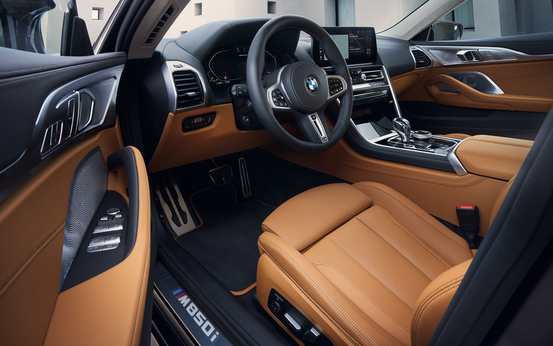 Unutrašnjost kabine BMW M850i xDrive Gran kupe G16 LCI Facelift 2022 BMW M850i xDrive Gran kupe G16 LCI Facelift 2022 Prikaz unutrašnjosti kabine kroz otvorena vrata s vozačeve strane