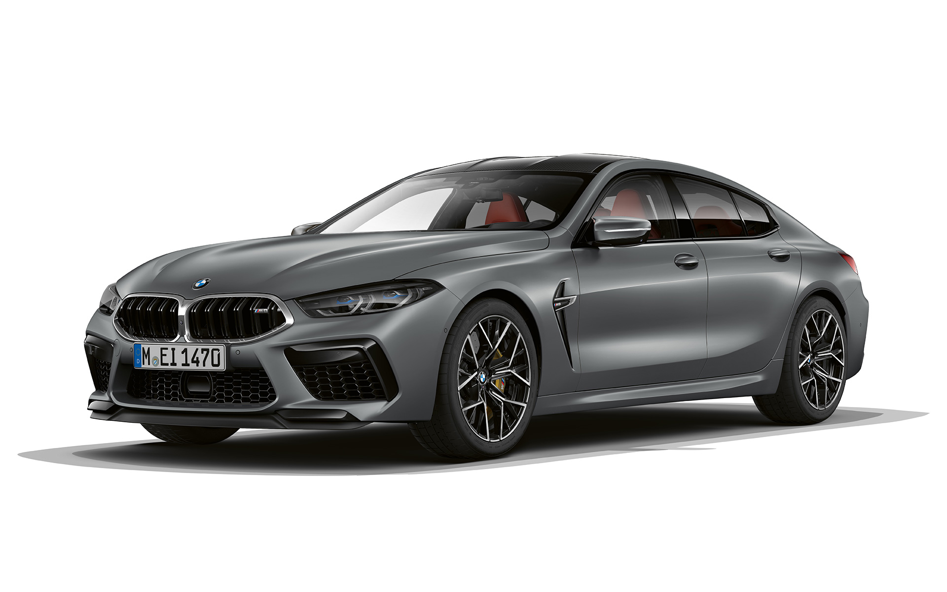 Tročetvrtinski prednji prikaz BMW M8 Gran kupe F93 LCI Facelift 2022 BMW M8 Gran kupe F93 LCI Facelift 2022 BMW Individual Frozen Pure siva metalik boja tročetvrtinski prednji prikaz