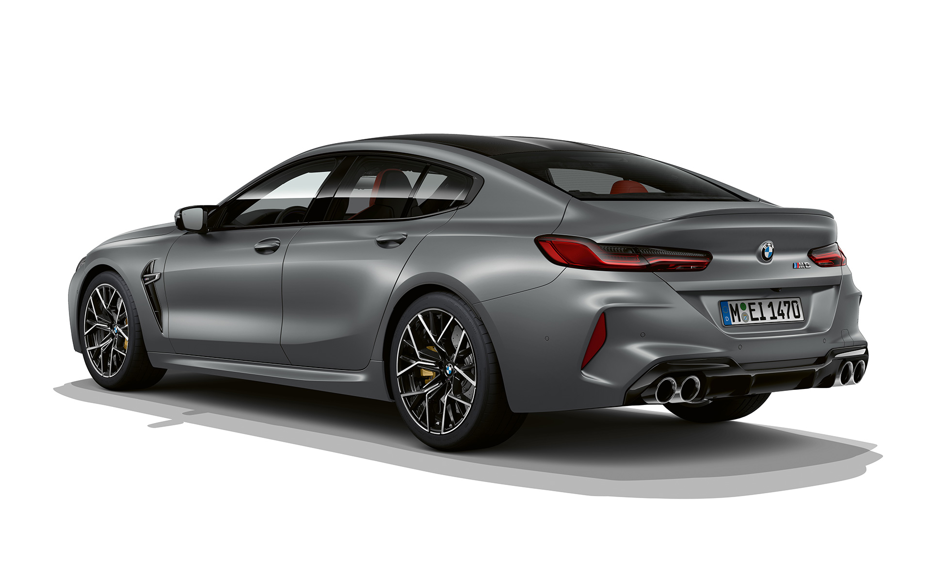 Tročetvrtinski zadnji prikaz BMW M8 Gran kupe F93 LCI Facelift 2022 BMW M8 Gran kupe F93 LCI Facelift 2022 BMW Individual Frozen Pure siva metalik boja tročetvrtinski zadnji prikaz