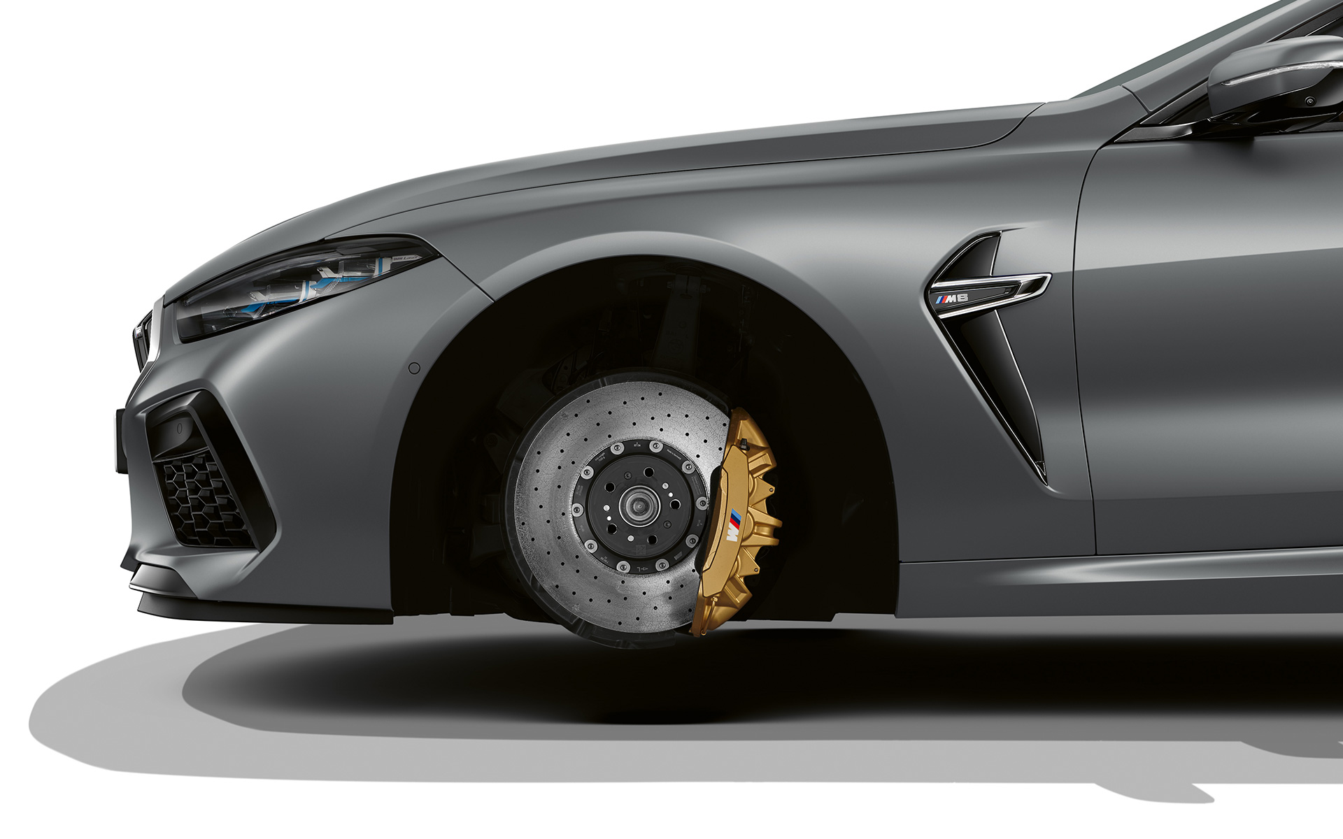 M ugljenično-keramičke kočnice BMW M8 Gran kupe F93 LCI Facelift 2022 BMW M8 Gran kupe F93 LCI Facelift 2022 BMW Individual Frozen Pure siva metalik boja M ugljenično-keramičke kočnice bez guma