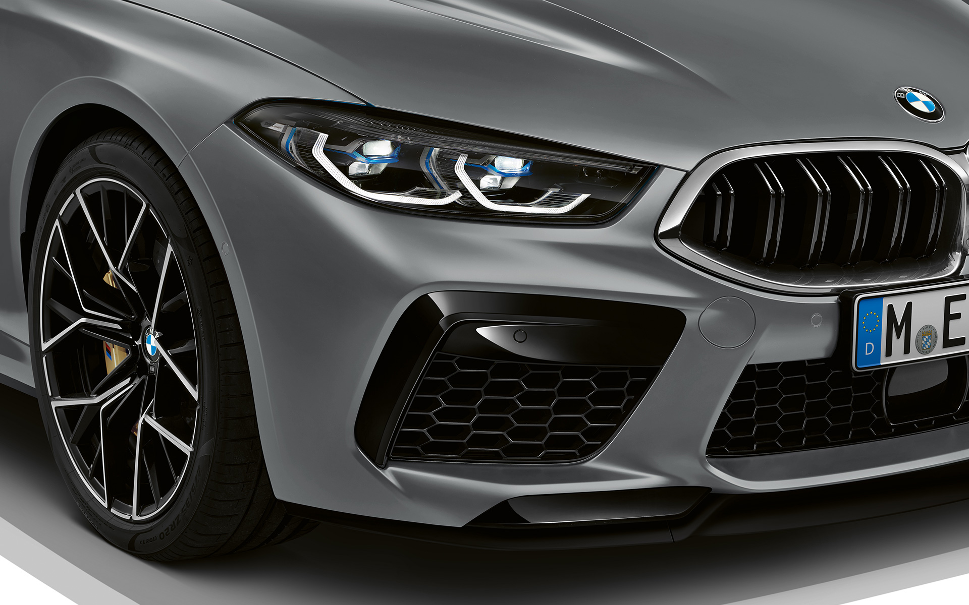 M prednji donji deo branika BMW M8 Gran kupe F93 LCI Facelift 2022 BMW M8 Gran kupe F93 LCI Facelift 2022 BMW Individual Frozen Pure siva metalik M prednji donji deo branika bliži prikaz