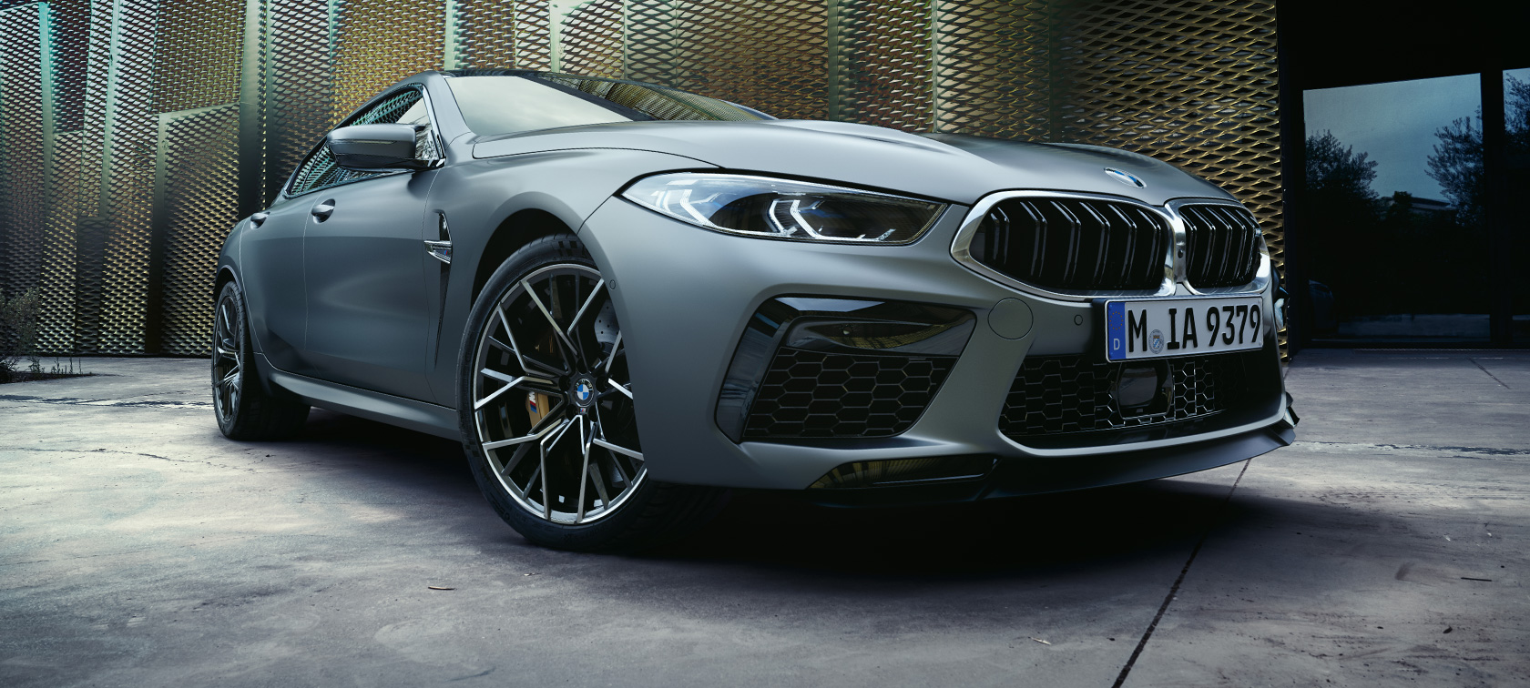 Tročetvrtinski prednji prikaz BMW M8 Gran kupe F93 LCI Facelift 2022 BMW M8 Gran kupe F93 LCI Facelift 2022 BMW Individual Frozen Pure siva metalik boja tročetvrtinski prednji prikaz iz niskog ugla
