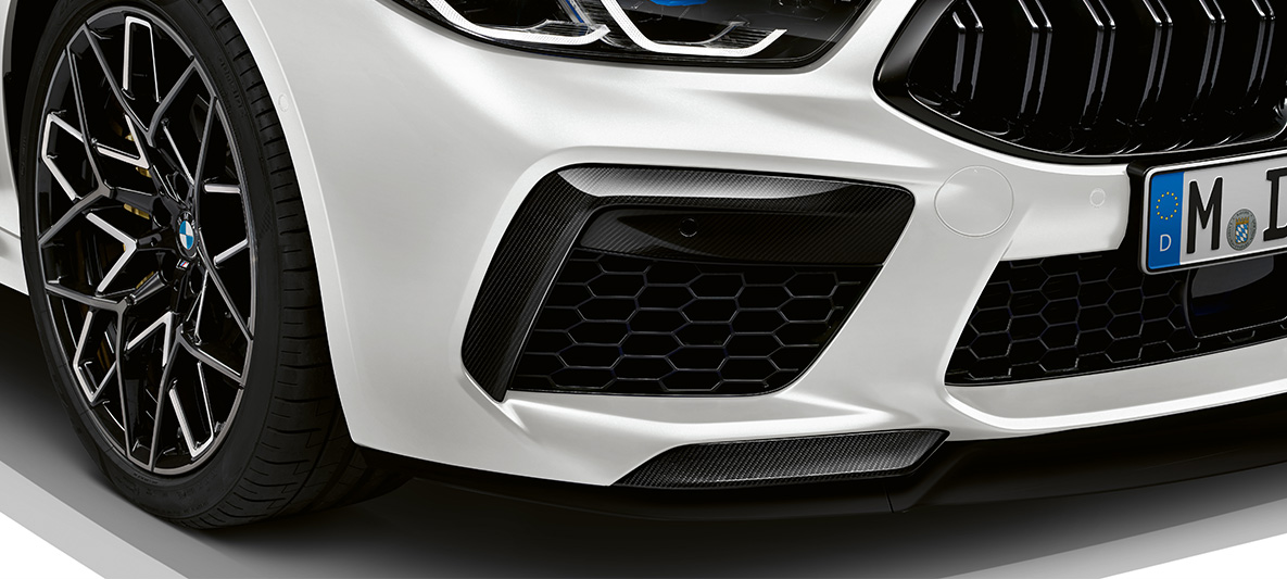 Dodatak za prednji branik od ugljeničnih vlakana M Carbon spoljni paket BMW M8 Competition kupe F93 LCI Facelift 2022 BMW M8 Competition Gran kupe l F93 LCI Facelift 2022 BMW Individual Frozen Brilliant bela metalik boja M Carbon spoljni paket s dodatkom za prednji branik od ugljeničnih vlakana bliži prikaz