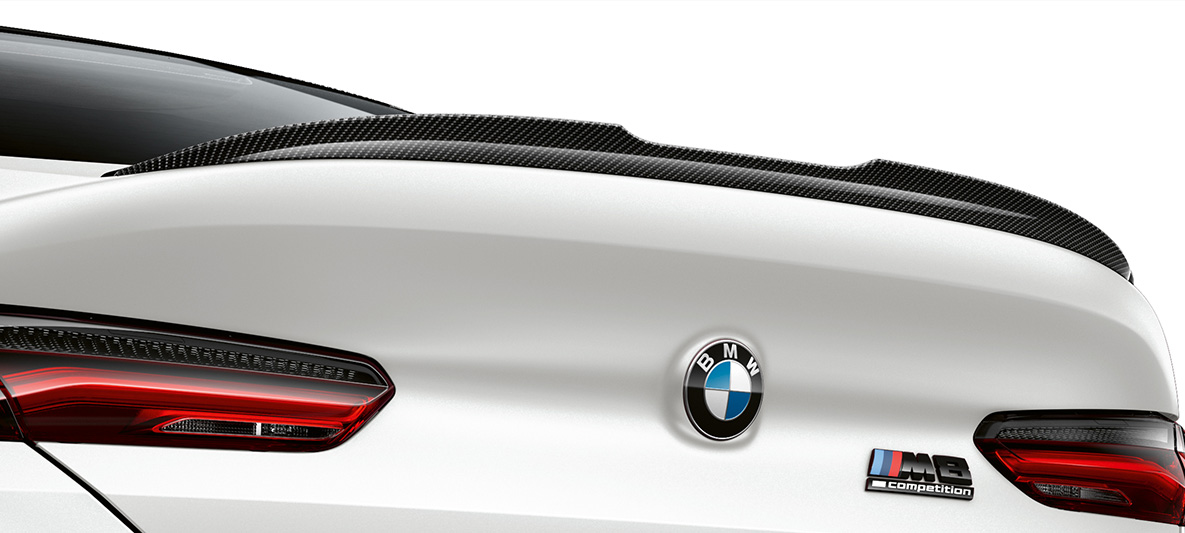 Zadnji spojler od ugljeničnih vlakana M Carbon spoljni paket BMW M8 Competition kupe F93 LCI Facelift 2022 BMW M8 Competition Gran kupe F93 LCI Facelift 2022 BMW Individual Frozen Brilliant bela metalik boja M Carbon spoljni paket s zadnjim spojlerom od ugljeničnih vlakana bliži prikaz