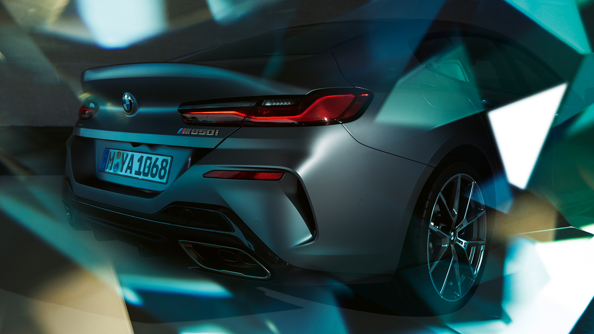 BMW M850i xDrive Gran Coupé, pozadina sa „free-form“ završnim elementima izduvne cevi BMW M850i xDrive Gran Coupé, dizajn, pozadina sa „free-form“ završnim elementima izduvne cevi