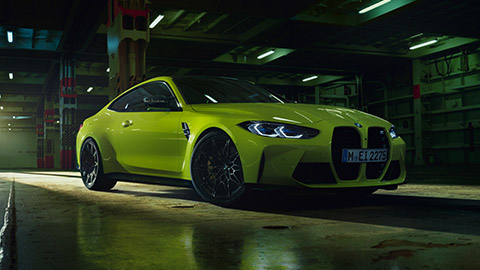 BMW M4 G82 pogled sa strane u mestu BMW M Serija BMW M4 G82 pogled sa strane u mestu