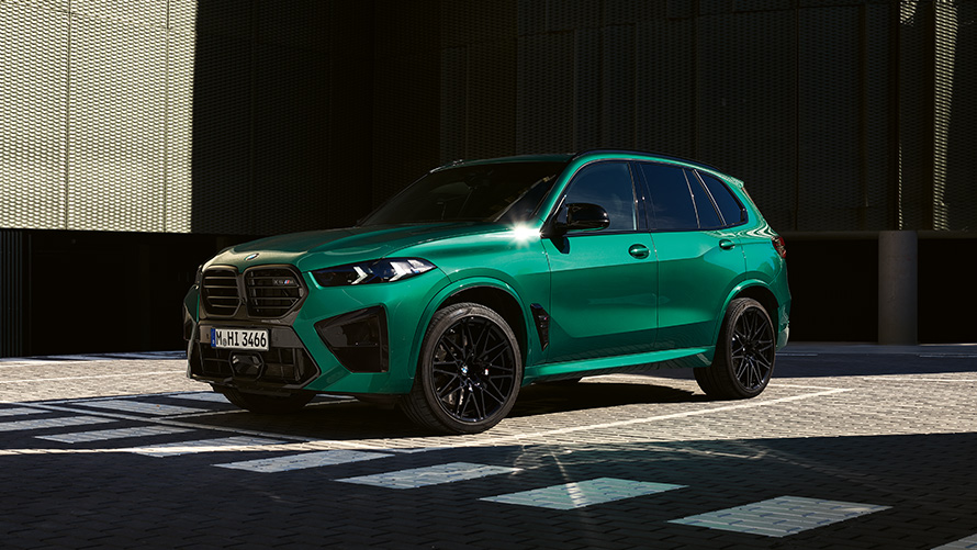 BMW X5 M F95 pogled otpozadi u mestu BMW M Serija BMW X5 M F95 pogled otpozadi u mestu