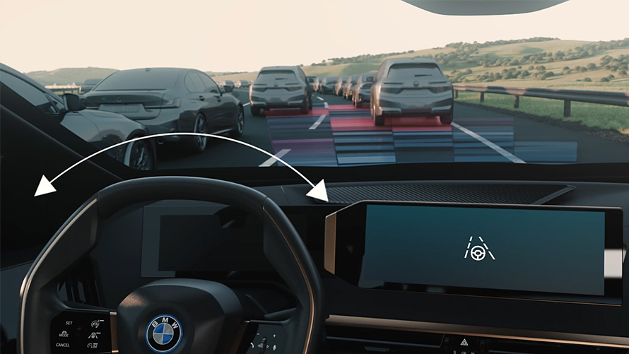 Pogled iz unutrašnjosti BMW-a sa volanom i putem Pogled iz unutrašnjosti BMW-a sa volanom i putem sa automobilima