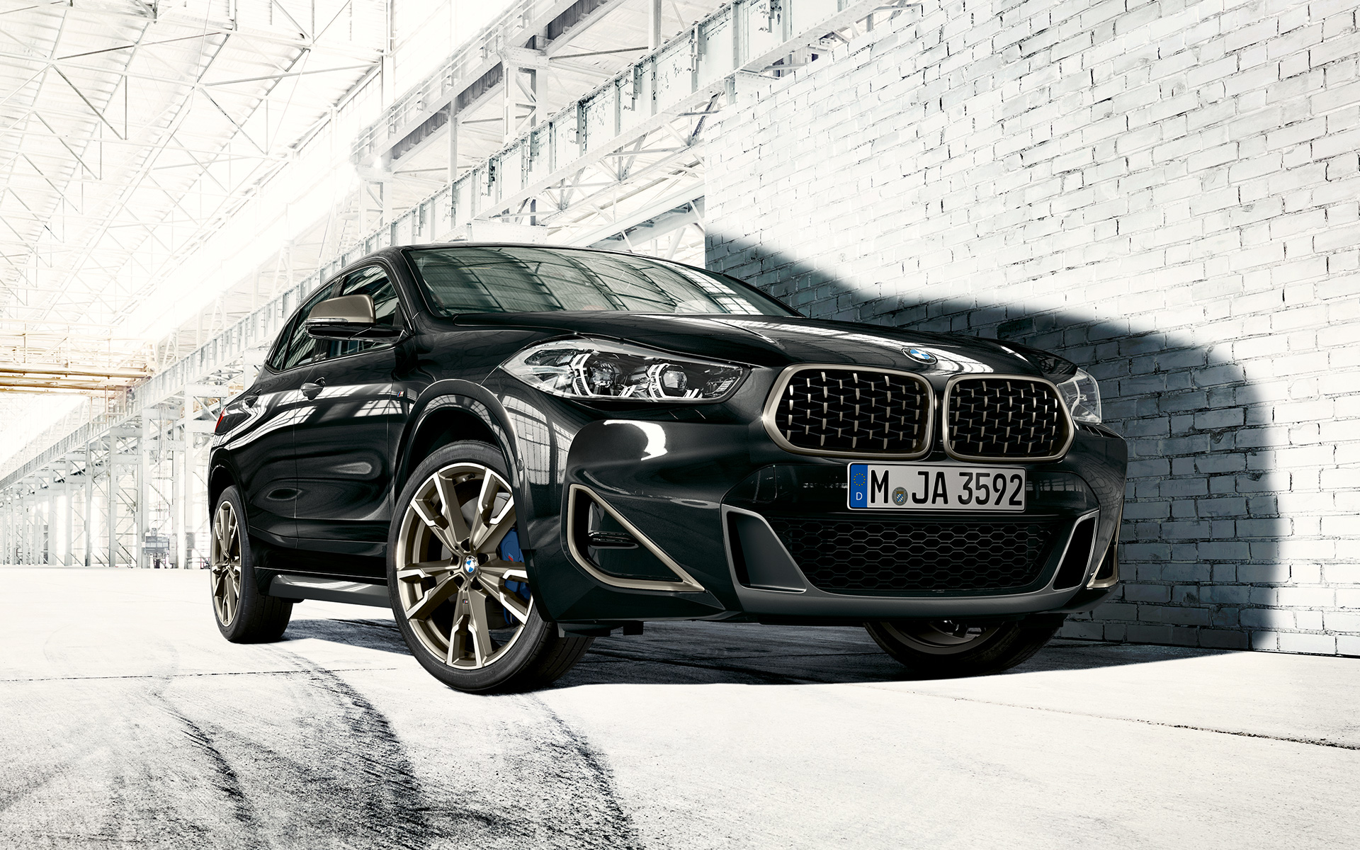 Dvostruka prednja rešetka BMW X2 M35i (F39) u Sapphire crnoj metalik boji tročetvrtinski prednji prikaz parkiranog vozila