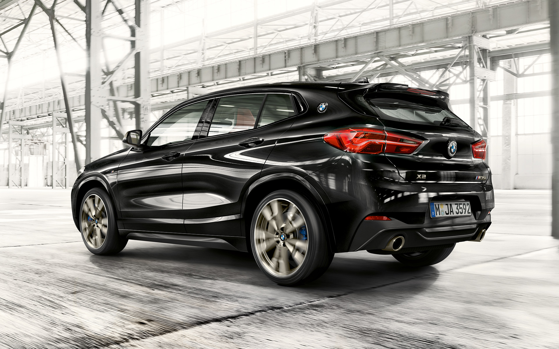 M zadnji spojler BMW X2 M35i (F39) u Sapphire crnoj metalik boji tročetvrtinski prednji prikaz