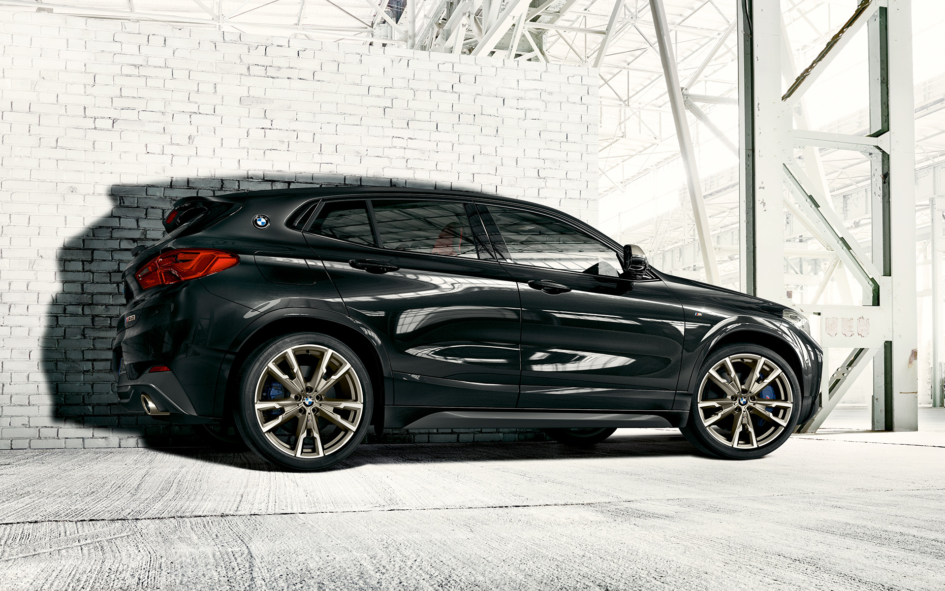 M točkovi od lakih leguara BMW X2 M35i (F39) u Sapphire crnoj metalik boji bočni prikaz parkiranog vozila