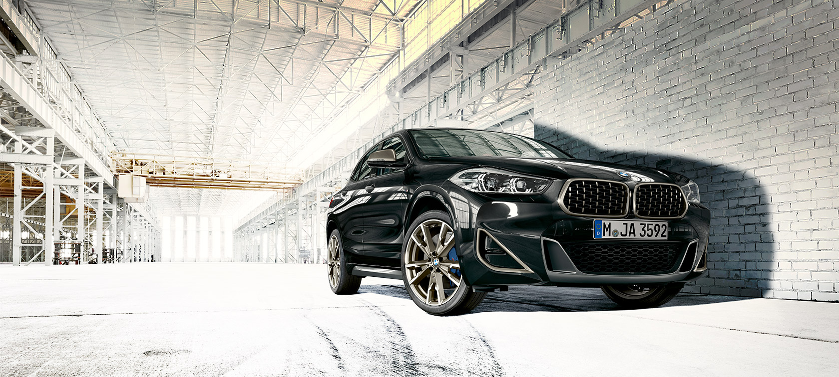 Bočni snimak iz niskog ugla BMW X2 M35i (F39) Sapphire crne metalik boje