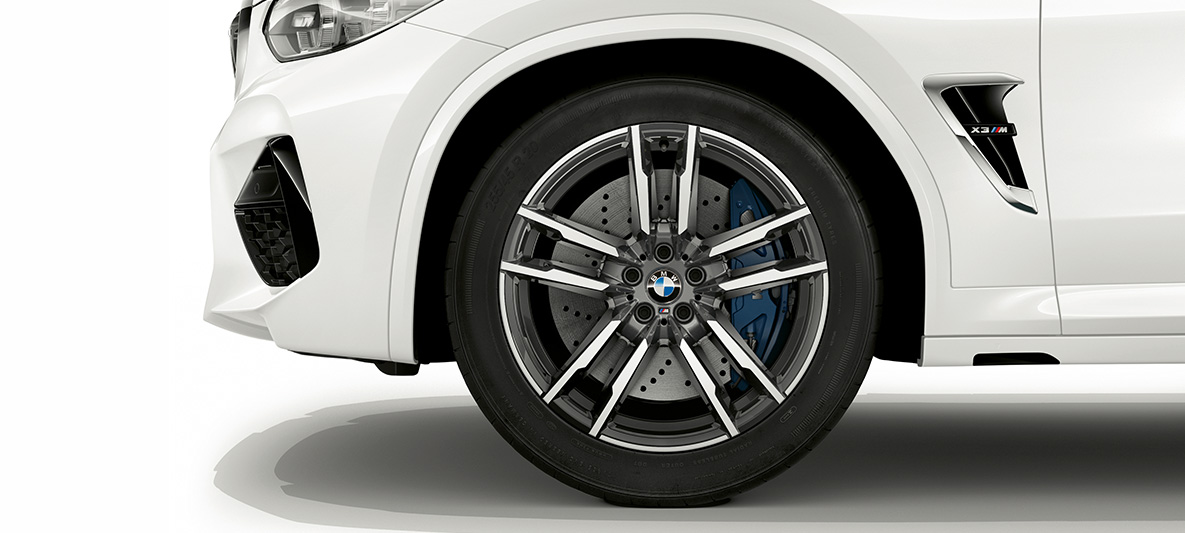 BMW X3 M, 20-inčni M aluminijumski točkovi u boji Orbit Grey. BMW X3 M u boji Alpine White, eksterijer, 20-inčni M aluminijumski točkovi u boji Orbit Grey.