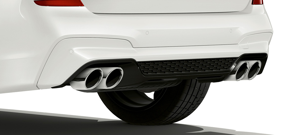 BMW X3 M, pozadina sa izduvnim cevima u hromu. BMW X3 M u boji Alpine White, eksterijer, pozadina sa izduvnim cevima u hromu.