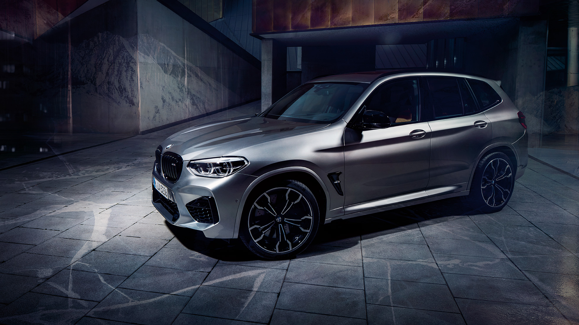 BMW X3 M Competition, pogled sa strane. BMW X3 M Competition u boji Donington Grey metaliziranoj, eksterijer, pogled sa strane