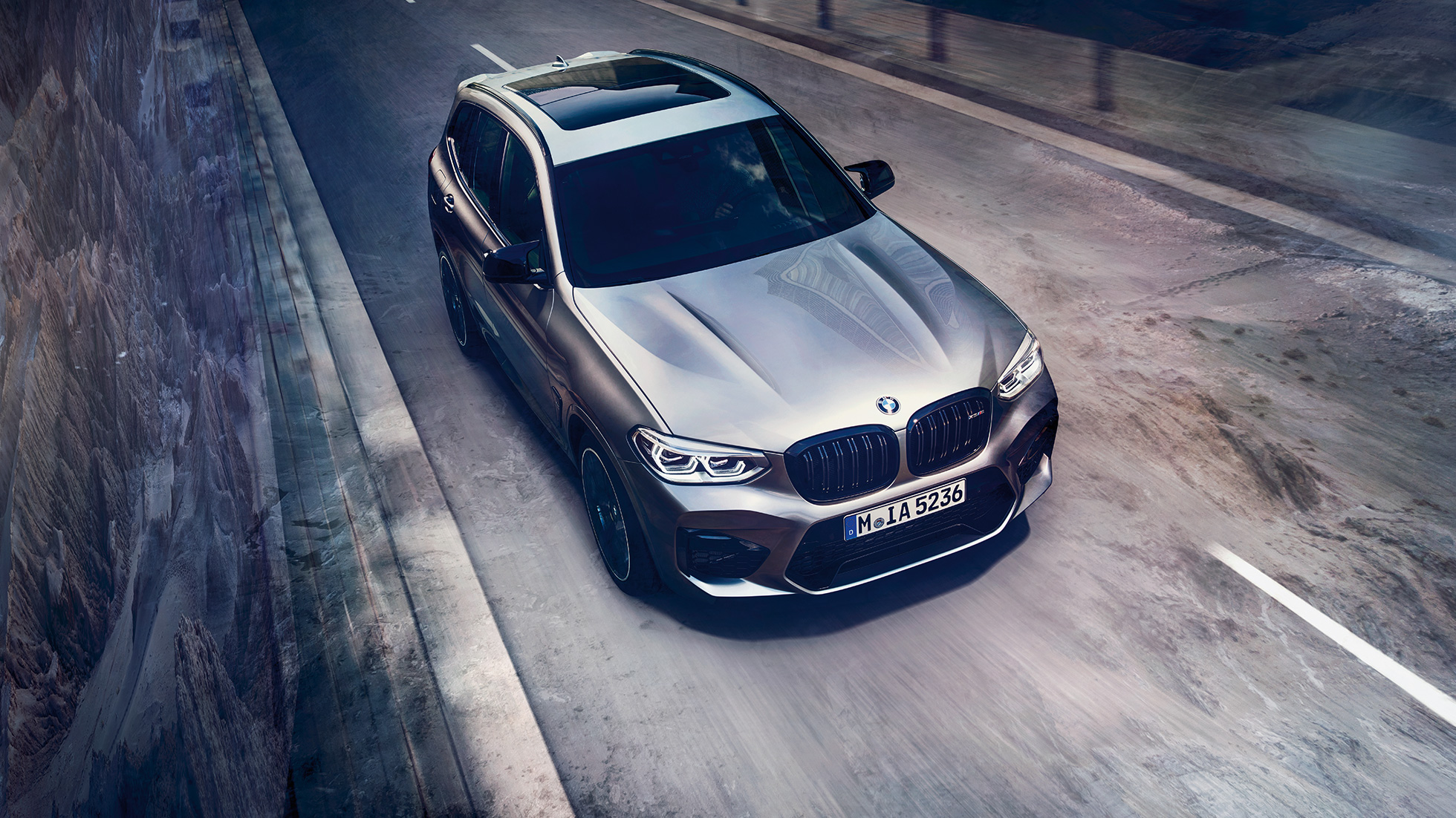 BMW X3 M Competition, iz ptičje perspektive. BMW X3 M Competition u boji Donington Grey metaliziranoj, eksterijer, pogled spreda iz ptičje perspektive.