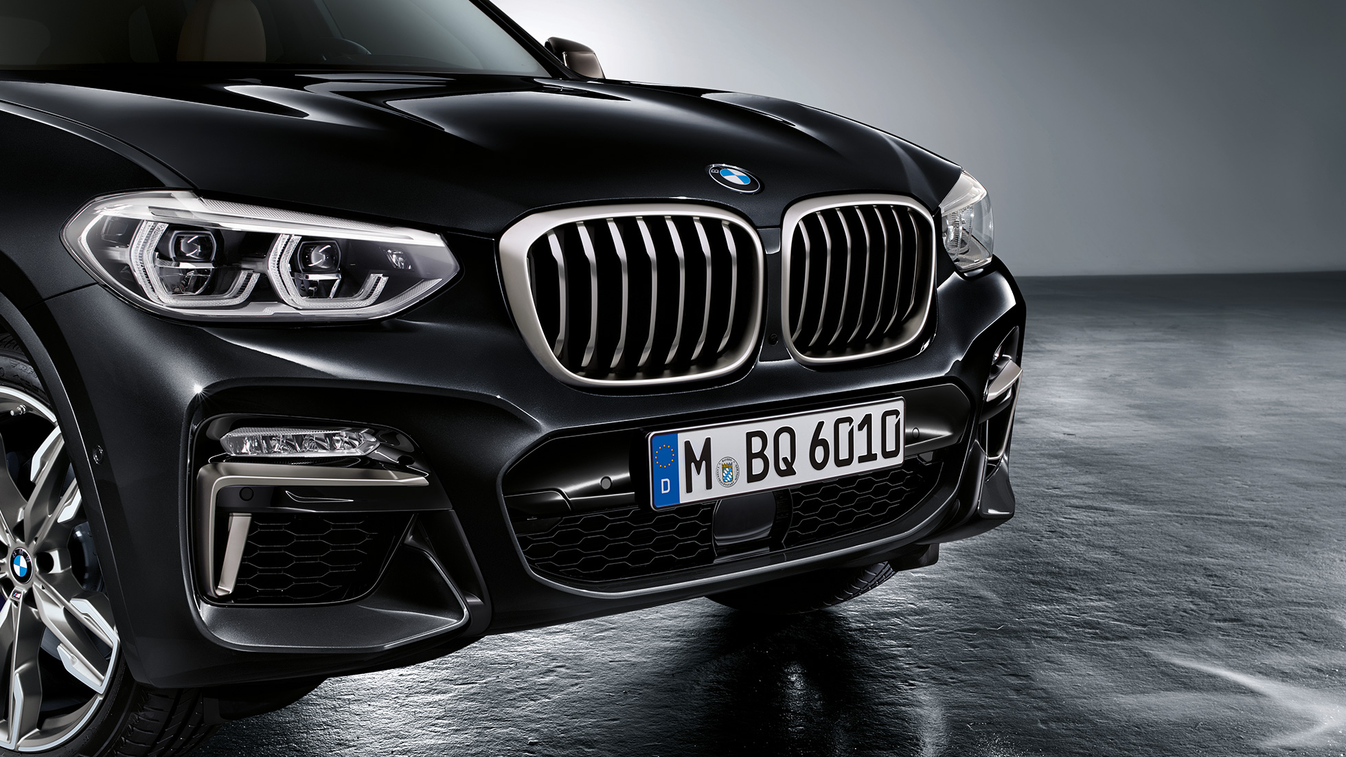 BMW X3 M40i i BMW X3 M40d, spreda. BMW X3 M40i i BMW X3 M40d u boji Black Sapphire metaliziranoj, eksterijer, spreda s elementima dizajna u boji Cerium Grey.