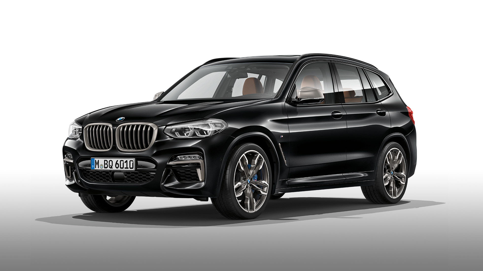 BMW X3 M40i i BMW X3 M40d, pogled sa strane. BMW X3 M40i i BMW X3 M40d u boji Black Sapphire metaliziranoj, eksterijer, pogled sa strane.
