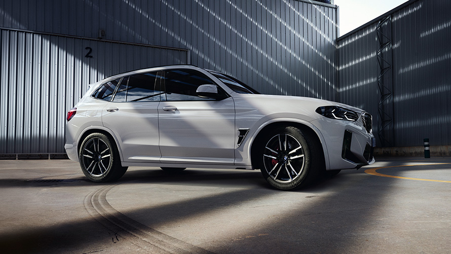 BMW X3 M F97 LCI Facelift 2021 Alpine bela boja, bočni prikaz parkiranog vozila